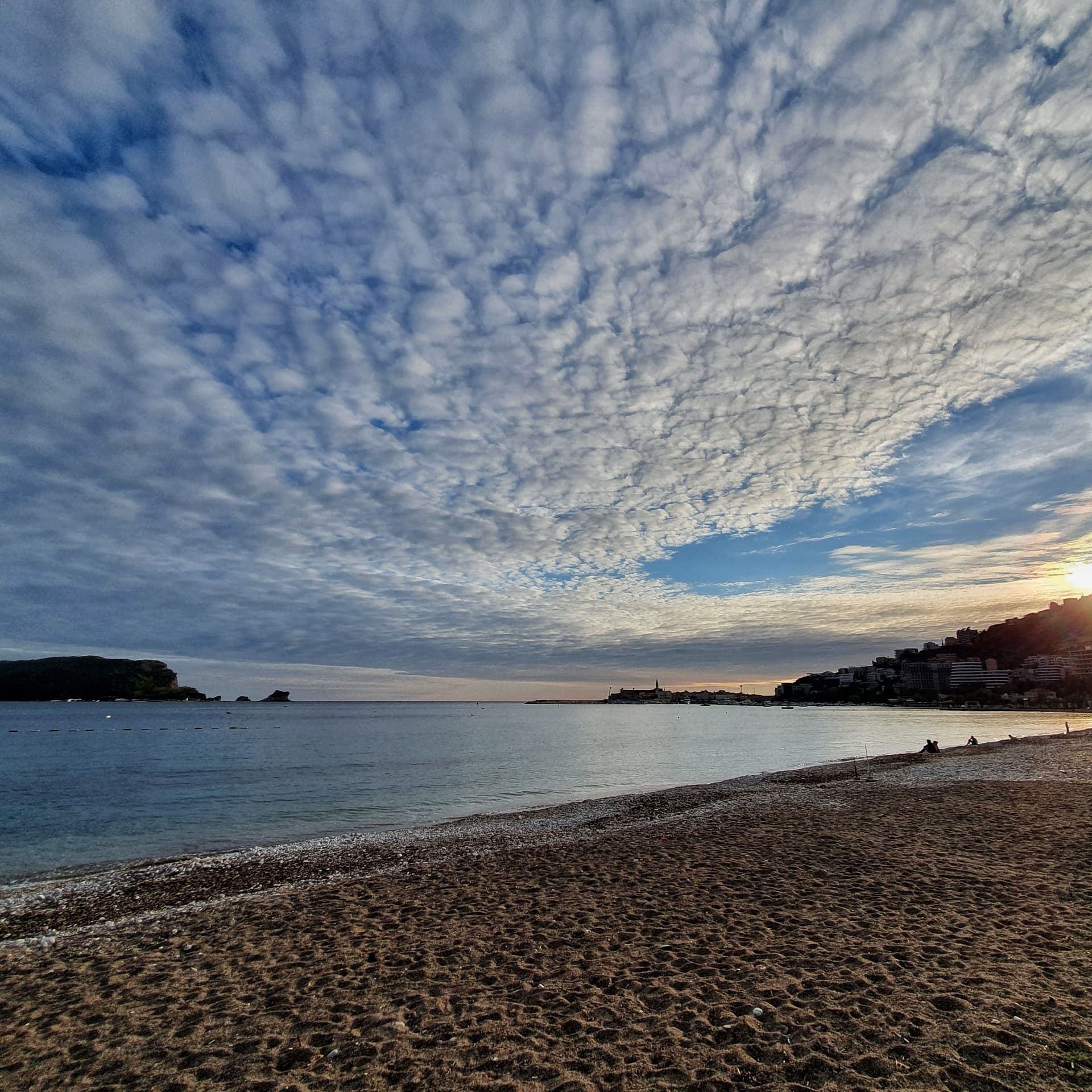 Plaža u zalasku sunca sa dramatičnim nebom