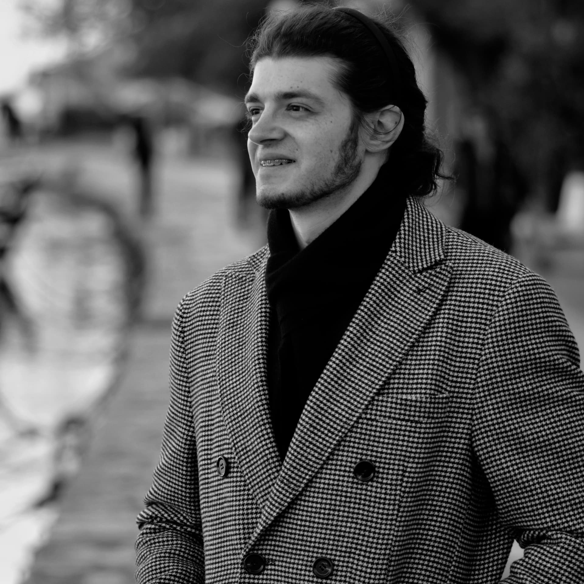 Crno-beli editorijalni portret — Jovan Braunović